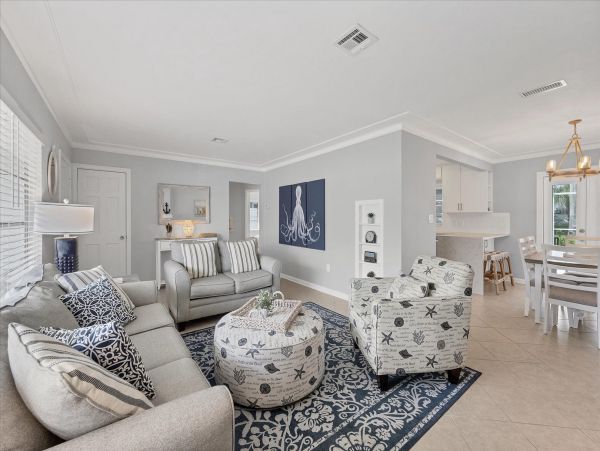 Charming Lido Key Retreat: Stylish 3-Bedroom Home with Pool & Beach Access