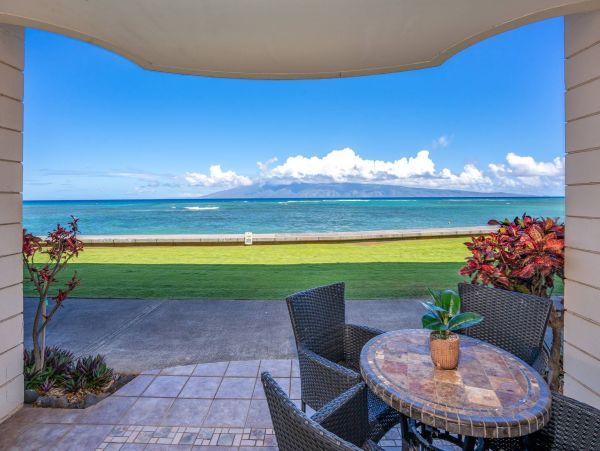 Oceanfront Kahana Condo w/ 4 Sleeps Guest