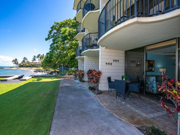 Oceanfront Kahana Condo w/ 4 Sleeps Guest