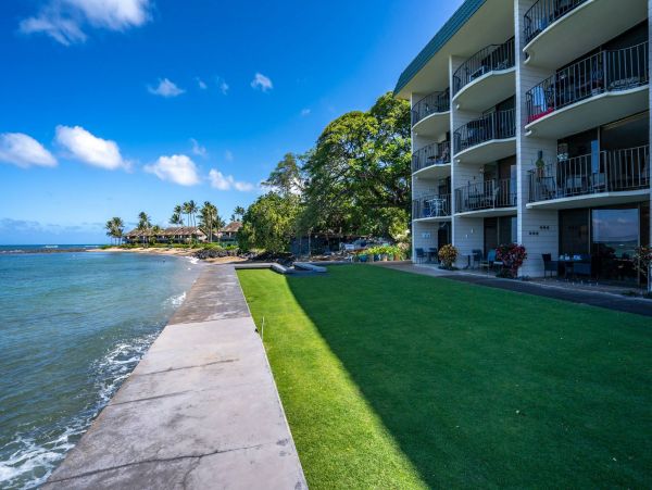 Oceanfront Kahana Condo w/ 4 Sleeps Guest