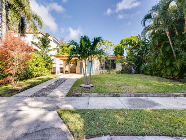 Four Bedroom Vacation Rental with Pool in West Palm Beach