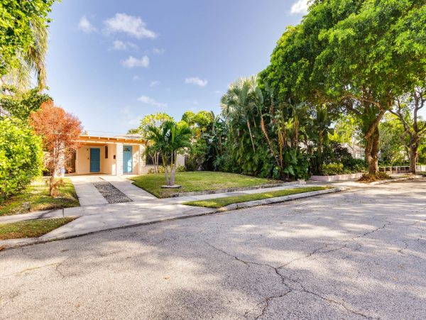 Four Bedroom Vacation Rental with Pool in West Palm Beach