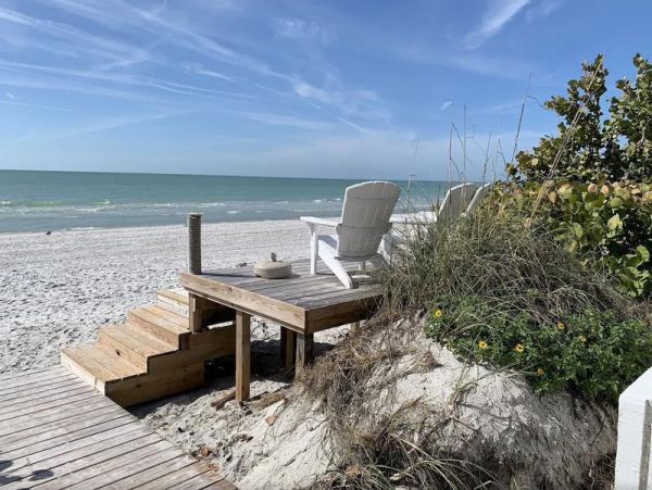 Beachside Five Bedroom Vacation Home in Redington Shores