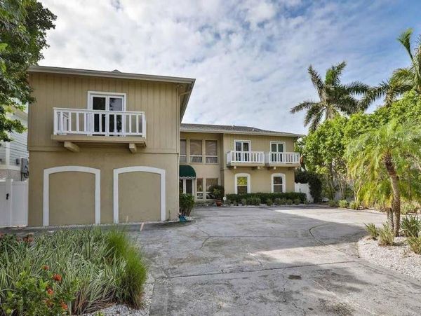 Beachside Five Bedroom Vacation Home in Redington Shores