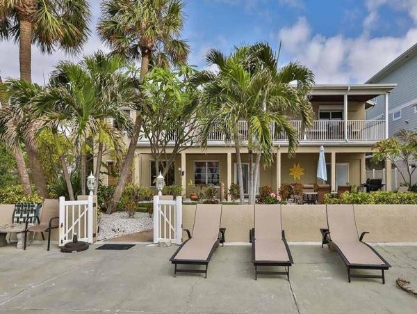 Beachside Five Bedroom Vacation Home in Redington Shores