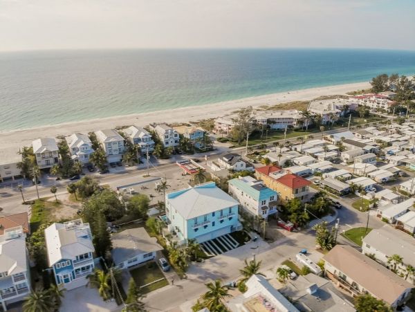 Fourteen Bedroom Hole With 2 Pools and Spas Across The Street From The Beach