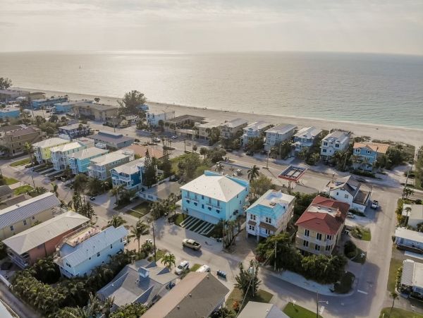 Fourteen Bedroom Hole With 2 Pools and Spas Across The Street From The Beach
