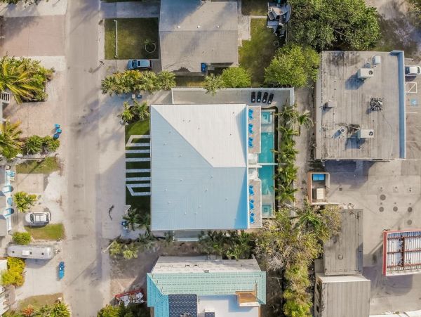 Fourteen Bedroom Hole With 2 Pools and Spas Across The Street From The Beach