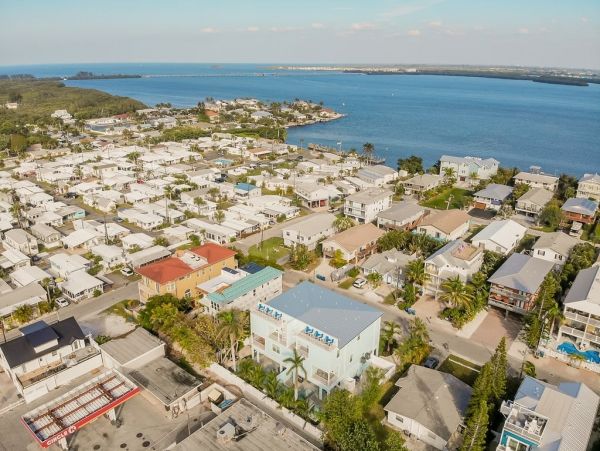 Fourteen Bedroom Hole With 2 Pools and Spas Across The Street From The Beach