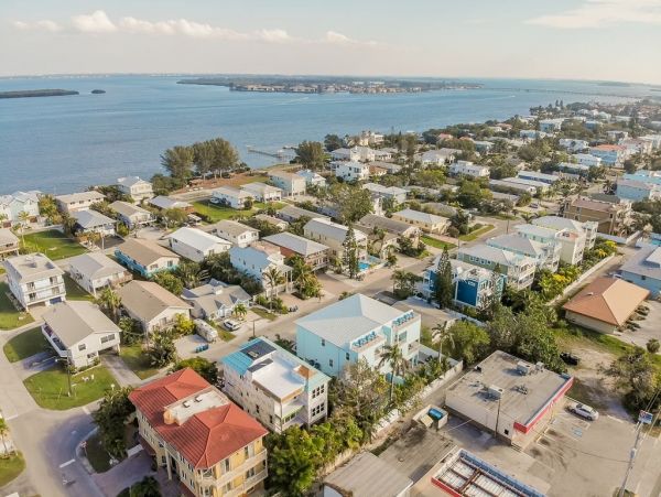 Fourteen Bedroom Hole With 2 Pools and Spas Across The Street From The Beach