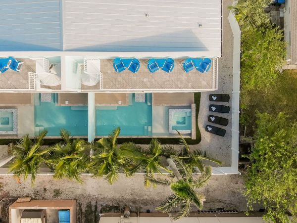 Fourteen Bedroom Hole With 2 Pools and Spas Across The Street From The Beach
