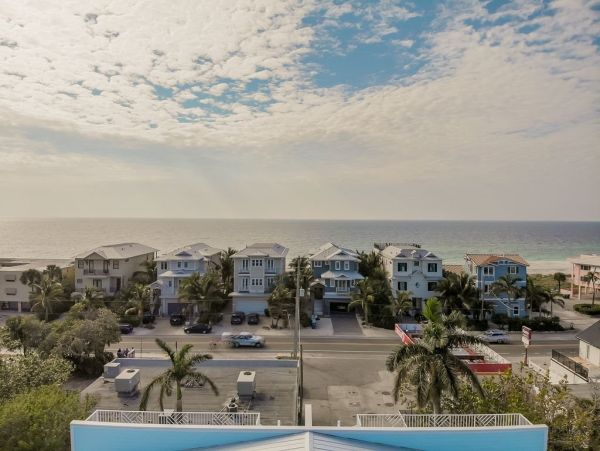 Fourteen Bedroom Hole With 2 Pools and Spas Across The Street From The Beach