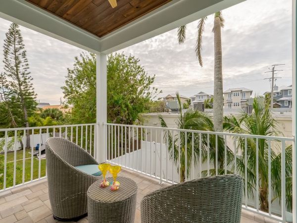 Fourteen Bedroom Hole With 2 Pools and Spas Across The Street From The Beach