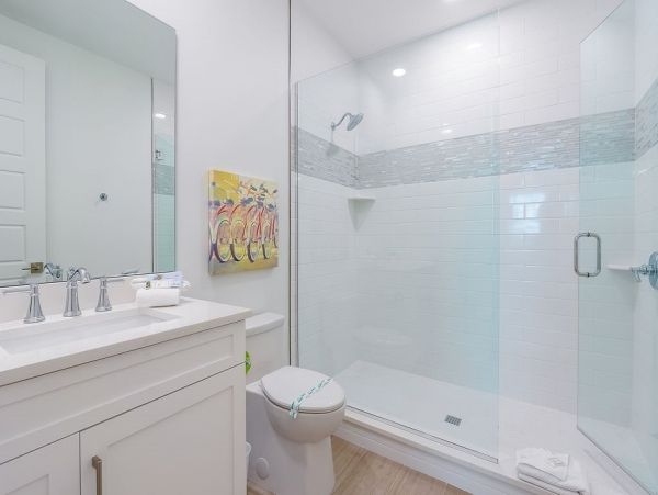 Fourteen Bedroom Hole With 2 Pools and Spas Across The Street From The Beach
