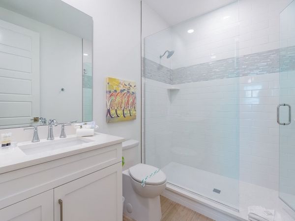 Fourteen Bedroom Hole With 2 Pools and Spas Across The Street From The Beach
