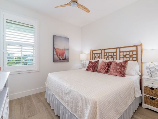 Fourteen Bedroom Hole With 2 Pools and Spas Across The Street From The Beach