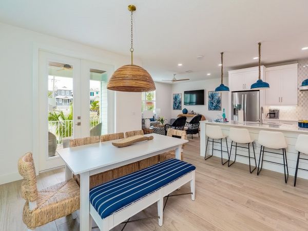 Fourteen Bedroom Hole With 2 Pools and Spas Across The Street From The Beach