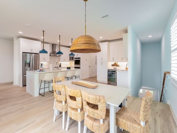 Fourteen Bedroom Hole With 2 Pools and Spas Across The Street From The Beach