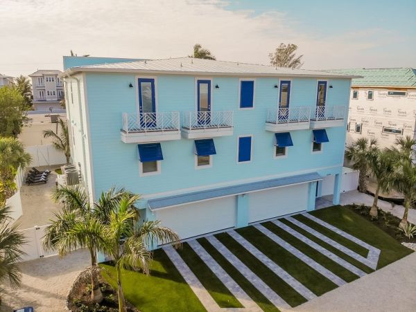Fourteen Bedroom Hole With 2 Pools and Spas Across The Street From The Beach