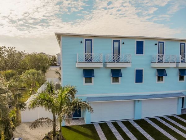 Fourteen Bedroom Hole With 2 Pools and Spas Across The Street From The Beach