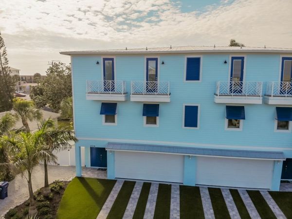 Fourteen Bedroom Hole With 2 Pools and Spas Across The Street From The Beach