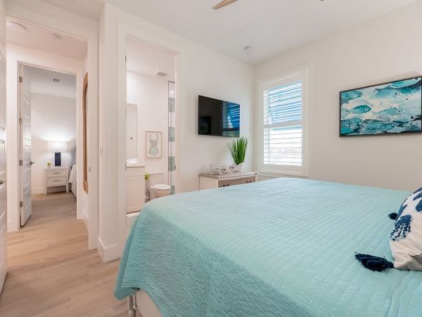 Fourteen Bedroom Hole With 2 Pools and Spas Across The Street From The Beach