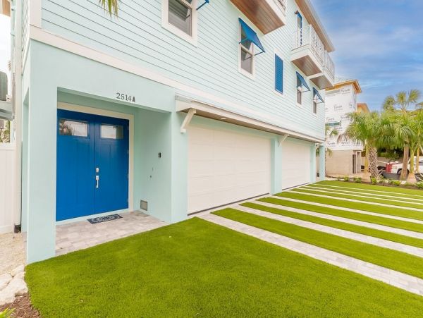 Fourteen Bedroom Hole With 2 Pools and Spas Across The Street From The Beach