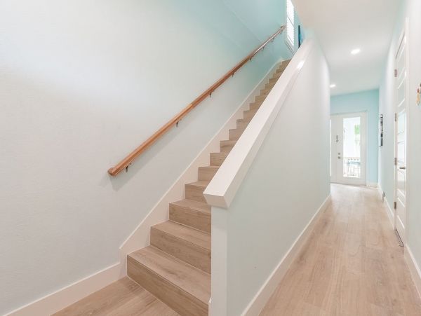 Fourteen Bedroom Hole With 2 Pools and Spas Across The Street From The Beach
