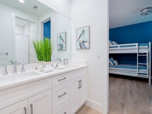 Fourteen Bedroom Hole With 2 Pools and Spas Across The Street From The Beach