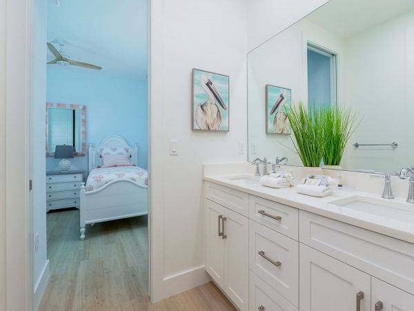 Fourteen Bedroom Hole With 2 Pools and Spas Across The Street From The Beach