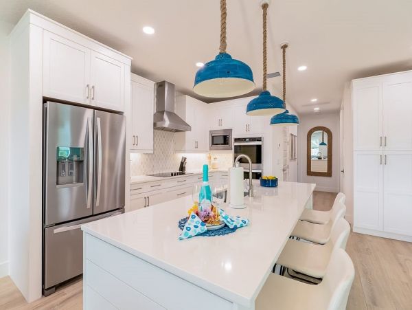 Fourteen Bedroom Hole With 2 Pools and Spas Across The Street From The Beach