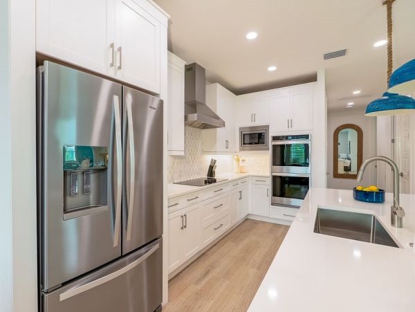 Fourteen Bedroom Hole With 2 Pools and Spas Across The Street From The Beach