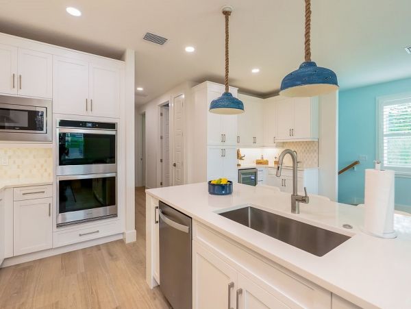 Fourteen Bedroom Hole With 2 Pools and Spas Across The Street From The Beach