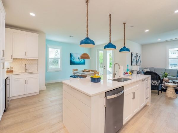 Fourteen Bedroom Hole With 2 Pools and Spas Across The Street From The Beach