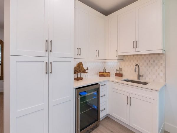 Fourteen Bedroom Hole With 2 Pools and Spas Across The Street From The Beach