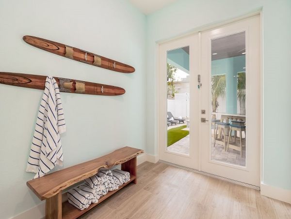 Fourteen Bedroom Hole With 2 Pools and Spas Across The Street From The Beach