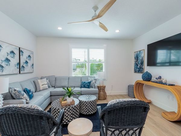 Fourteen Bedroom Hole With 2 Pools and Spas Across The Street From The Beach