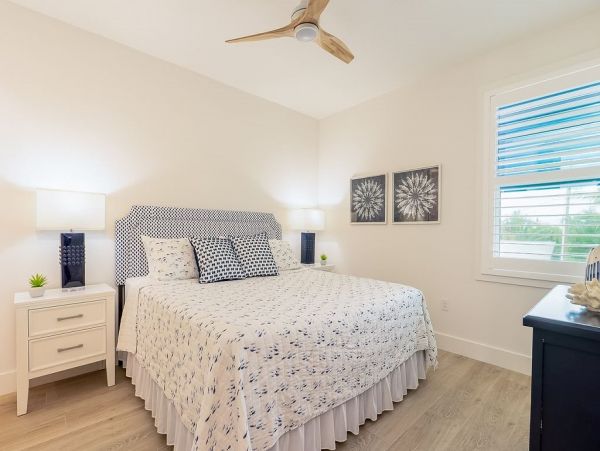 Fourteen Bedroom Hole With 2 Pools and Spas Across The Street From The Beach