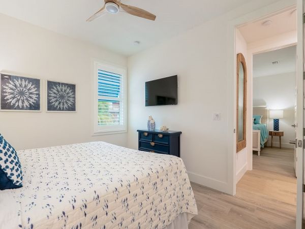 Fourteen Bedroom Hole With 2 Pools and Spas Across The Street From The Beach