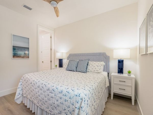Fourteen Bedroom Hole With 2 Pools and Spas Across The Street From The Beach