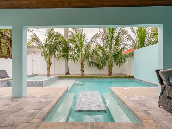 Fourteen Bedroom Hole With 2 Pools and Spas Across The Street From The Beach