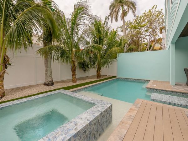 Fourteen Bedroom Hole With 2 Pools and Spas Across The Street From The Beach