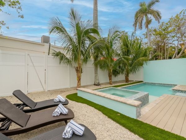 Fourteen Bedroom Hole With 2 Pools and Spas Across The Street From The Beach