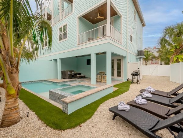 Fourteen Bedroom Hole With 2 Pools and Spas Across The Street From The Beach