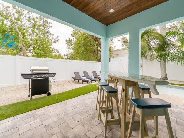 Fourteen Bedroom Hole With 2 Pools and Spas Across The Street From The Beach