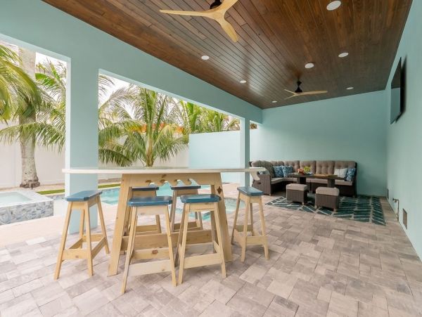 Fourteen Bedroom Hole With 2 Pools and Spas Across The Street From The Beach