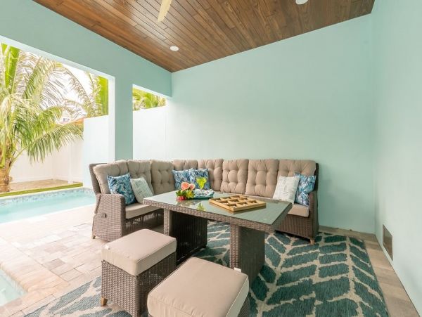Fourteen Bedroom Hole With 2 Pools and Spas Across The Street From The Beach