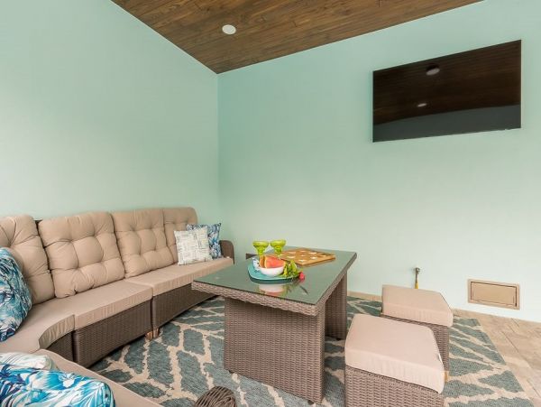 Fourteen Bedroom Hole With 2 Pools and Spas Across The Street From The Beach
