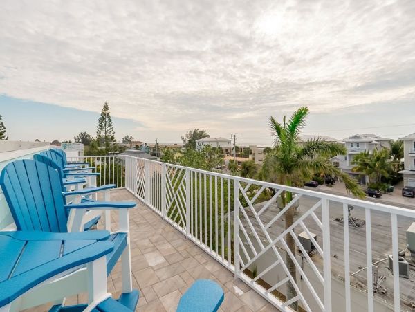 Fourteen Bedroom Hole With 2 Pools and Spas Across The Street From The Beach