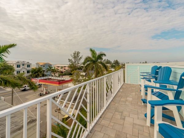 Fourteen Bedroom Hole With 2 Pools and Spas Across The Street From The Beach